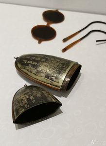 民國(guó)銅刻大師陳寅生制高山狩獵圖詩(shī)詞眼鏡盒與天然水晶平光眼鏡