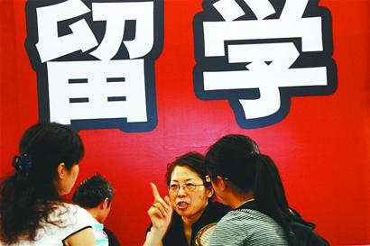 一對母女在咨詢出國留學情況